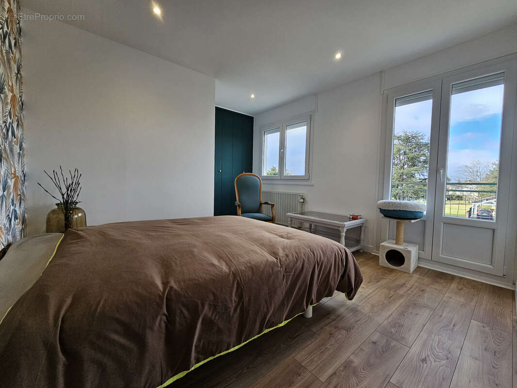 Maison à SAINT-DENIS-DE-L'HOTEL