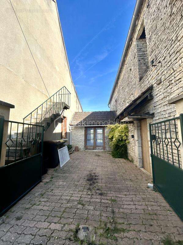 Maison à SAINT-CYR-LES-COLONS