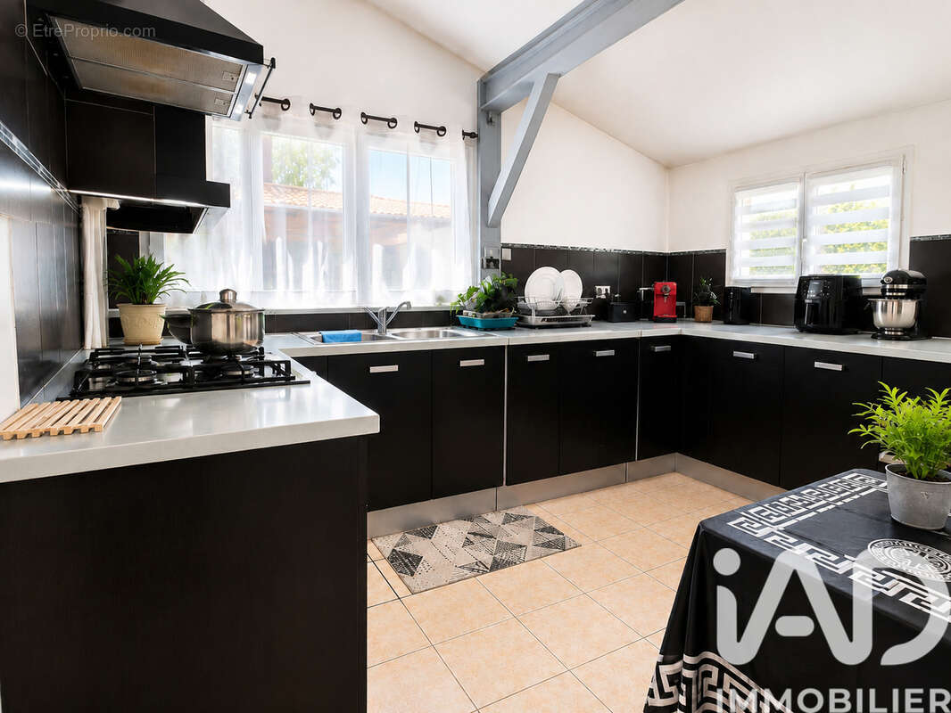 Maison 152 m² à Sainte-Eulalie  - photo 4