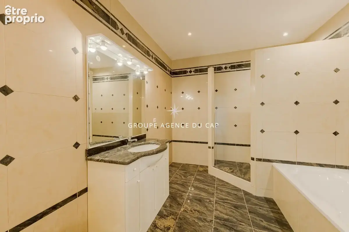 Vue degagee tres belle villa lumineuse de 7 pieces 5 chambres piscine deux garages proche golfs - photo 17