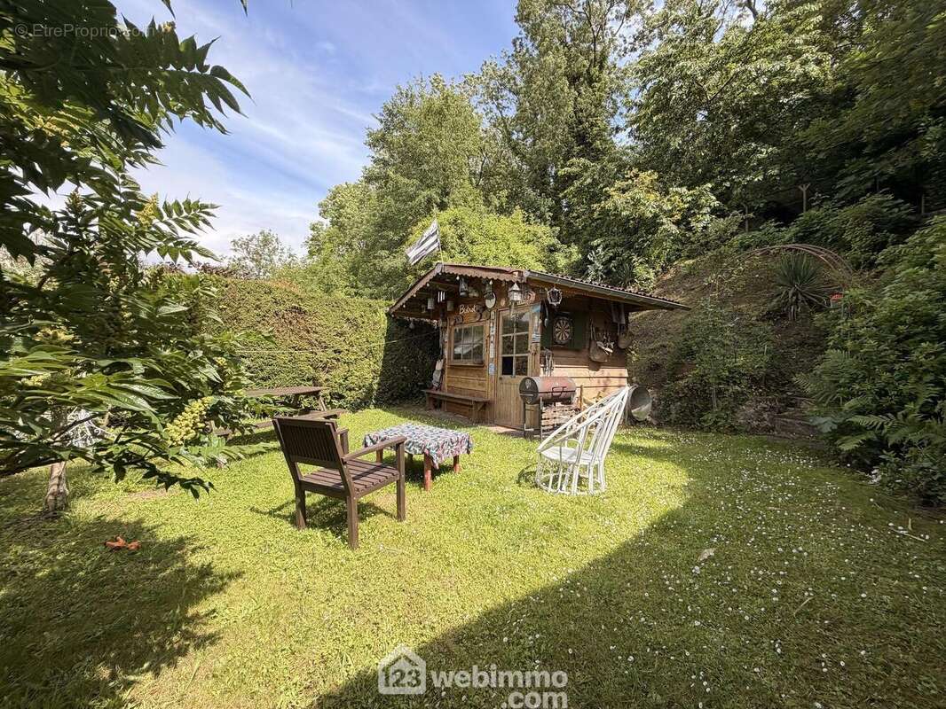 Vous apprécierez le jardin sans vis à vis, allons découvrir l'intérieur