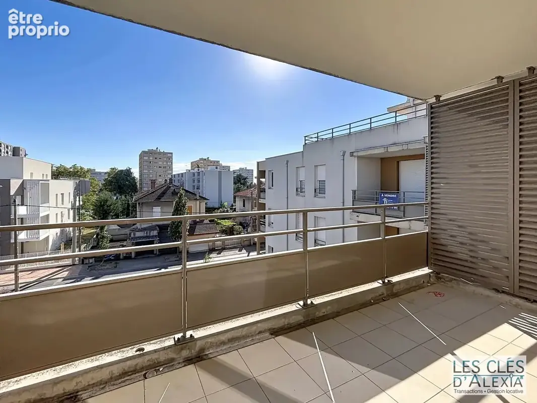 T3 - saint-priest - traversant avec balcon et places de parking - photo 17