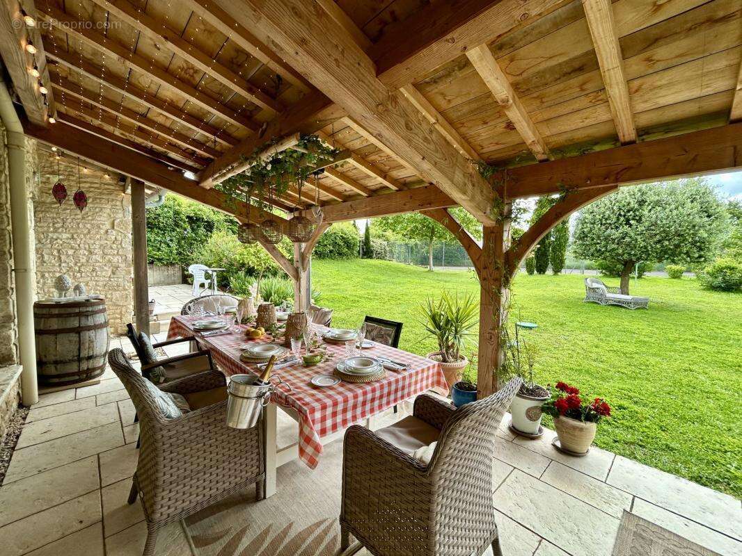 Élégant Corps de ferme de 4 Chambres avec Piscine et Court d - photo 17