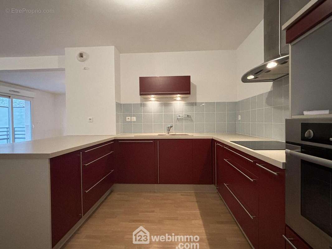 Et cuisine aménagée et équipée (plaque induction, hotte, four et lave-vaisselle), - Appartement à CHASSENEUIL-DU-POITOU