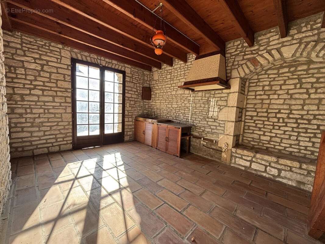 Grande maison de village de caractère avec deux autres propriétés, des dépendances et un jardin clos. - photo 10