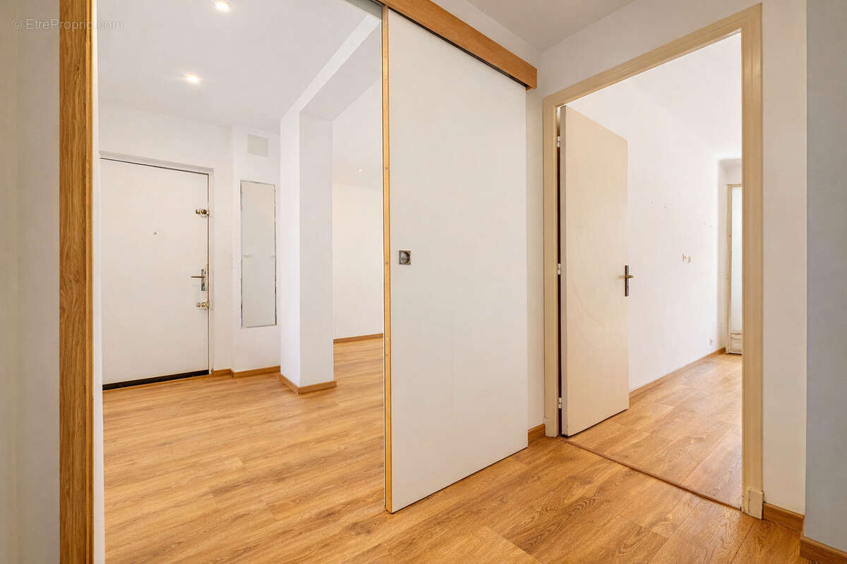 Appartement T3 lumineux avec terrasses - entrée centre-ville ? potentiel + aides ORELI (double vitrage & clim) - photo 12