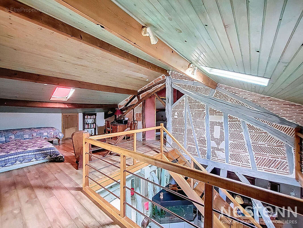 A Vendre Maison en pierre rénovée de 318 m² avec dépendances et point d'eau sur deux hectares - photo 14