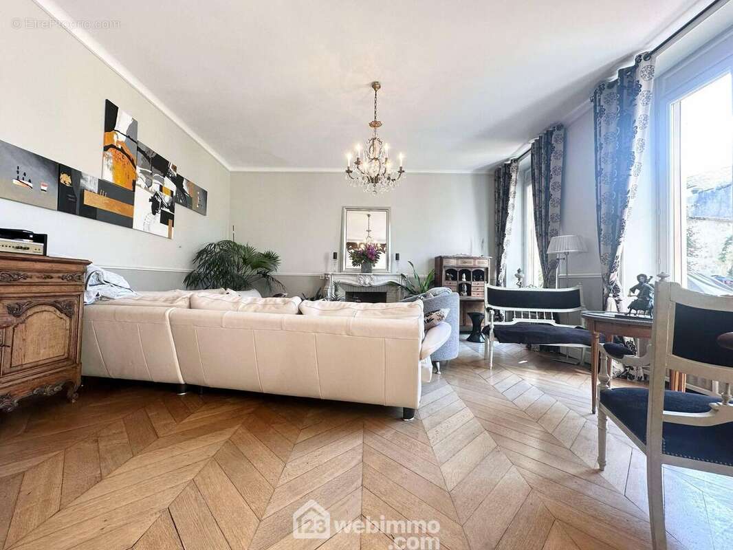 L'espace salon chaleureux