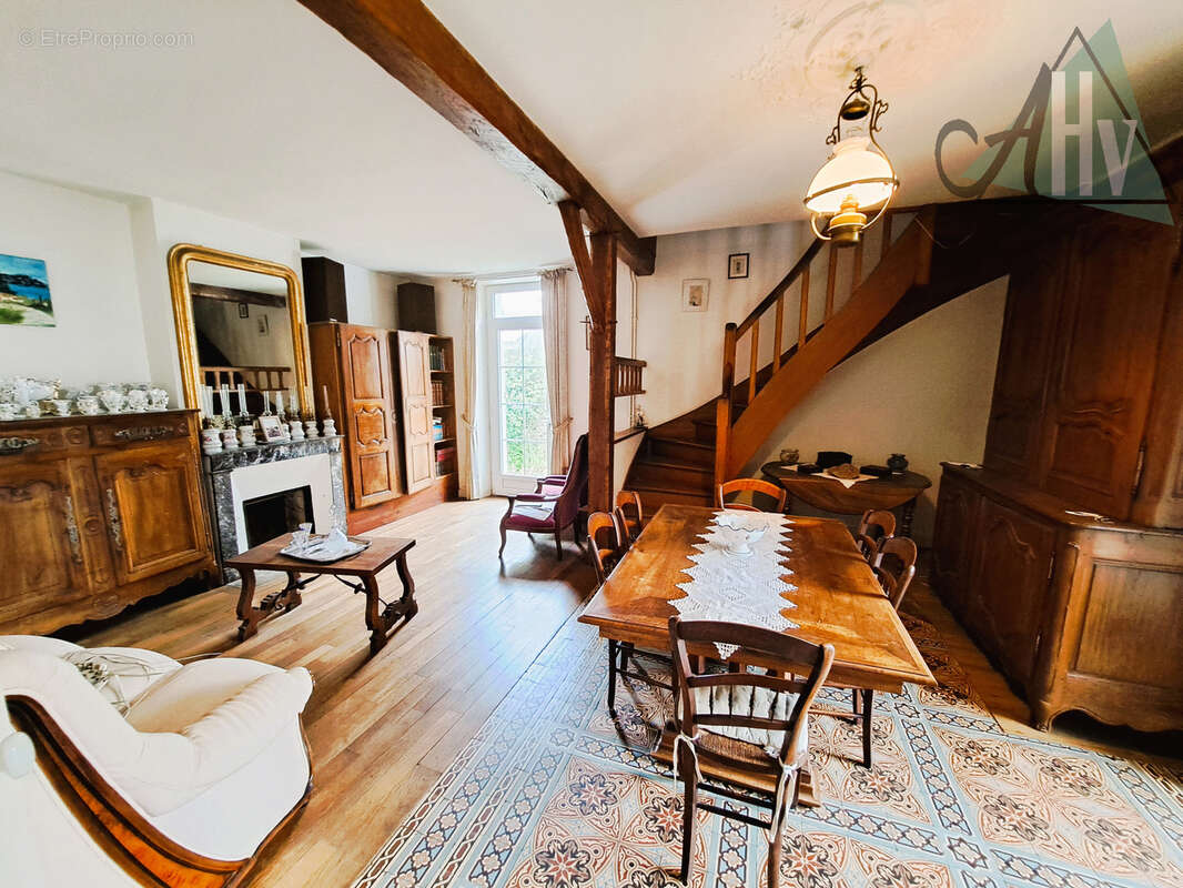 Exclusivité - Villeneuve la Guyard - Viager occupé - Maison de 146 m2 avec 3 chambres et beau jardin. - photo 4