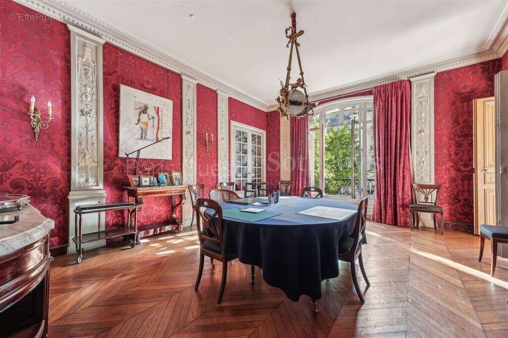 Appartement à PARIS-16E