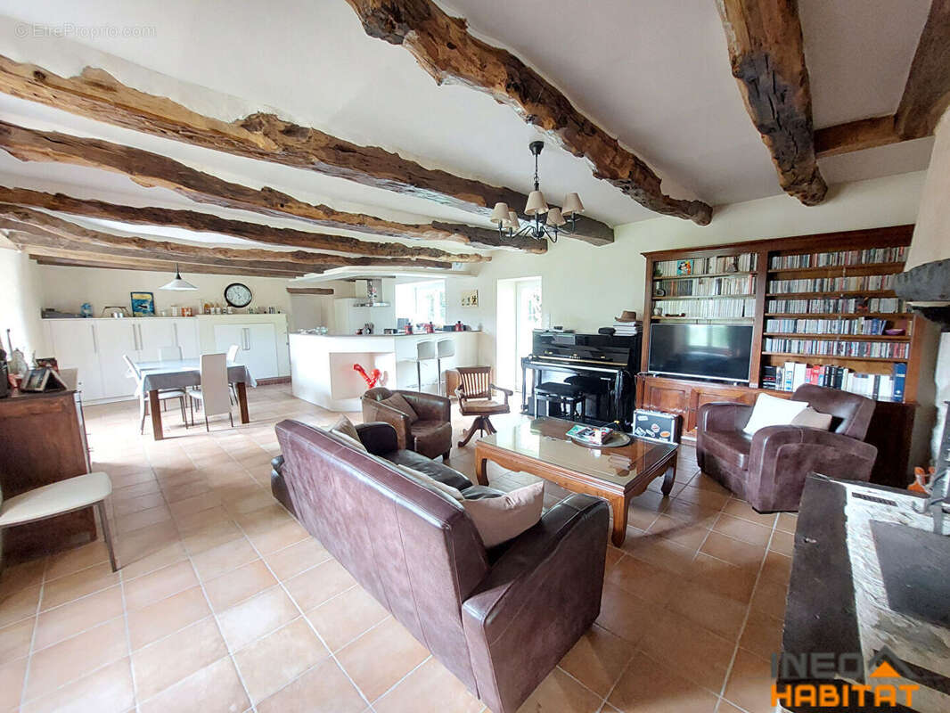 Maison à MONTREUIL-LE-GAST