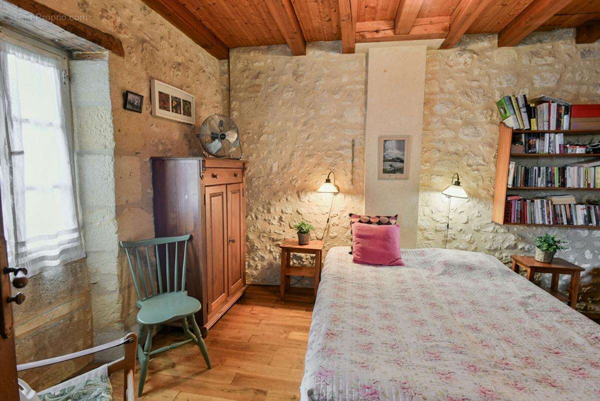 Maison à COUZE-ET-SAINT-FRONT