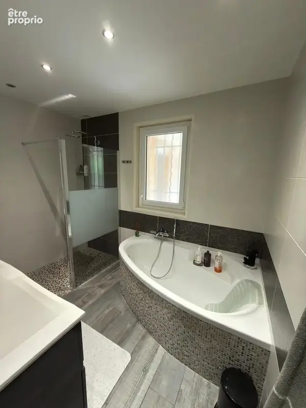 Proche Centre - Maison parfaitement entretenue - 111m2 de plain pied et piscine - photo 9