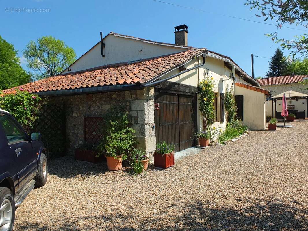 Maison à SAINT-ADJUTORY