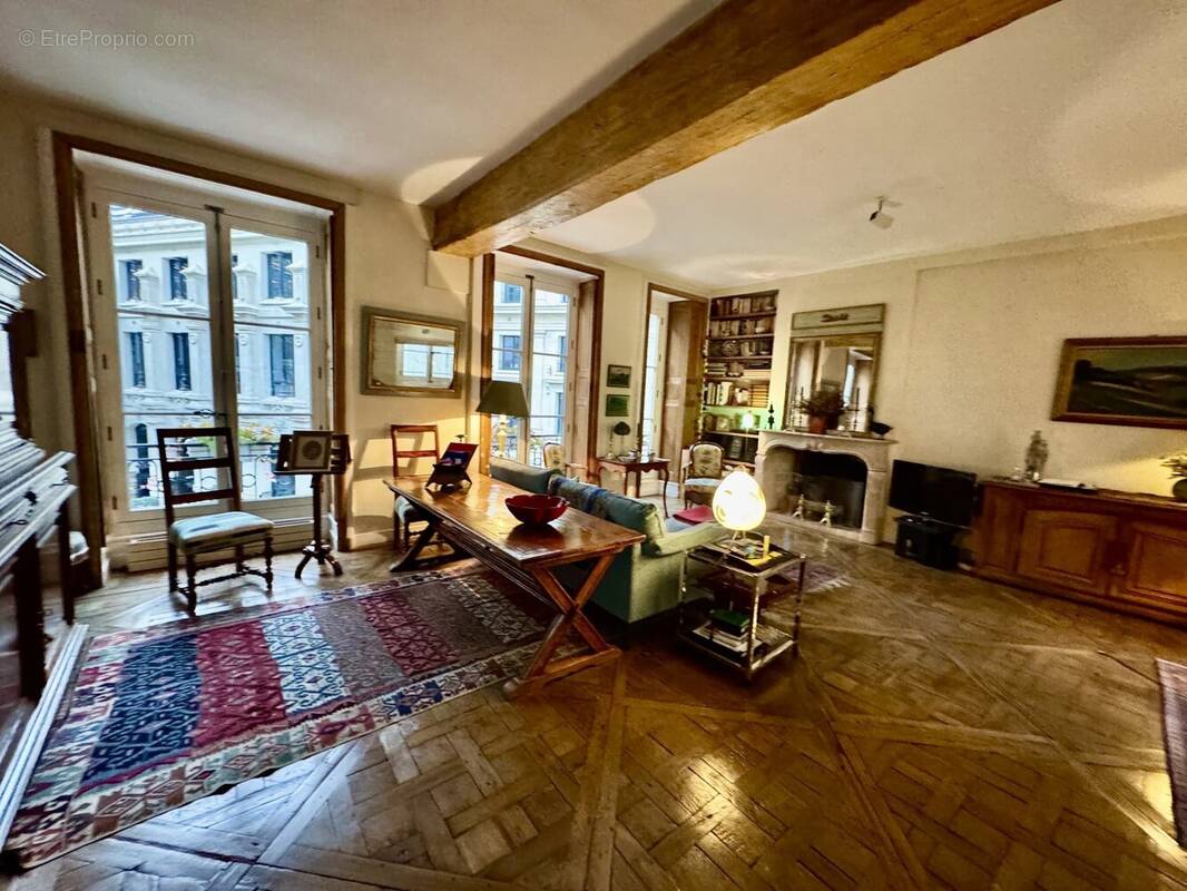 Appartement à PARIS-1E