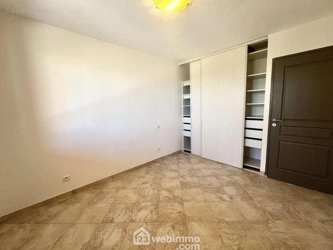 Toutes les chambres sont équipées de placards - Appartement à SAN-MARTINO-DI-LOTA