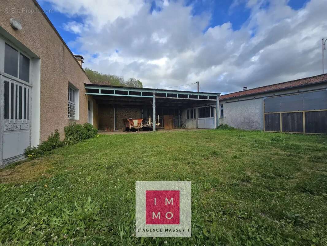 Maison à VILLECOMTAL-SUR-ARROS