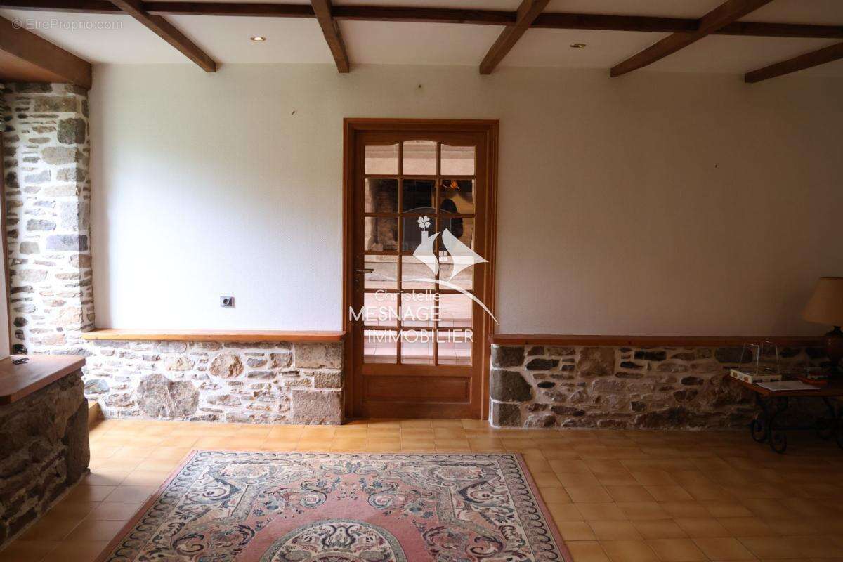 Maison à LANGROLAY-SUR-RANCE