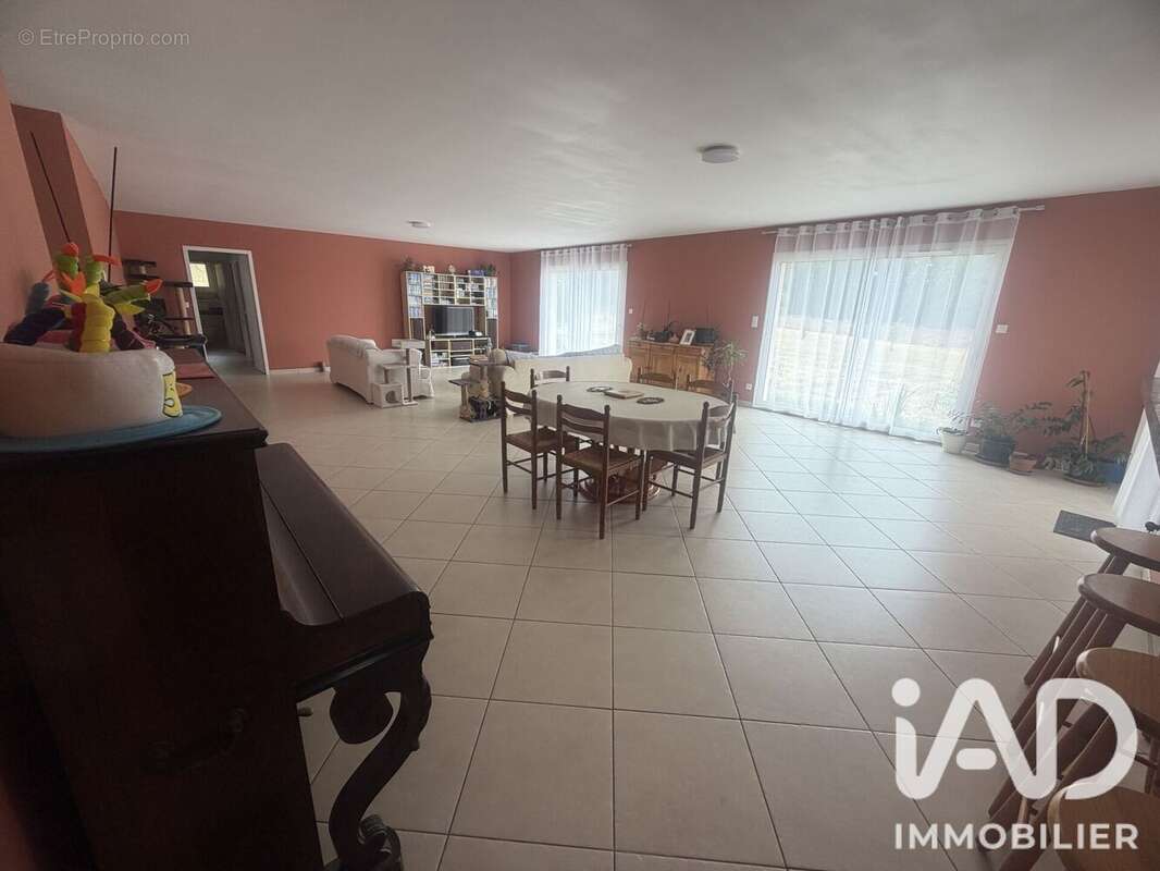 Maison 213 m² à Eglise-Neuve-D'issac  - photo 4