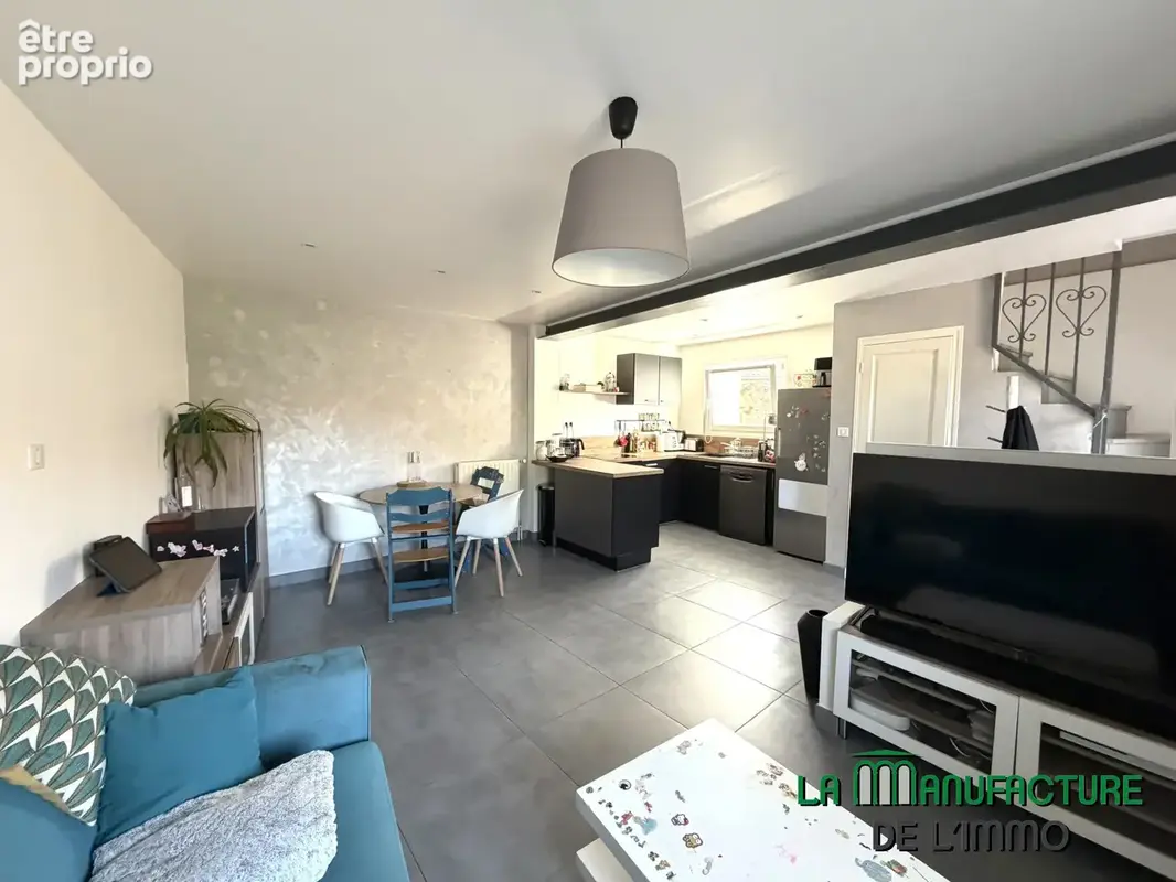 Maison de ville de 82 m2 avec terrasse et jardin de 126 m2 / le chambon-feugerolles-secteur Gaffard. - photo 2