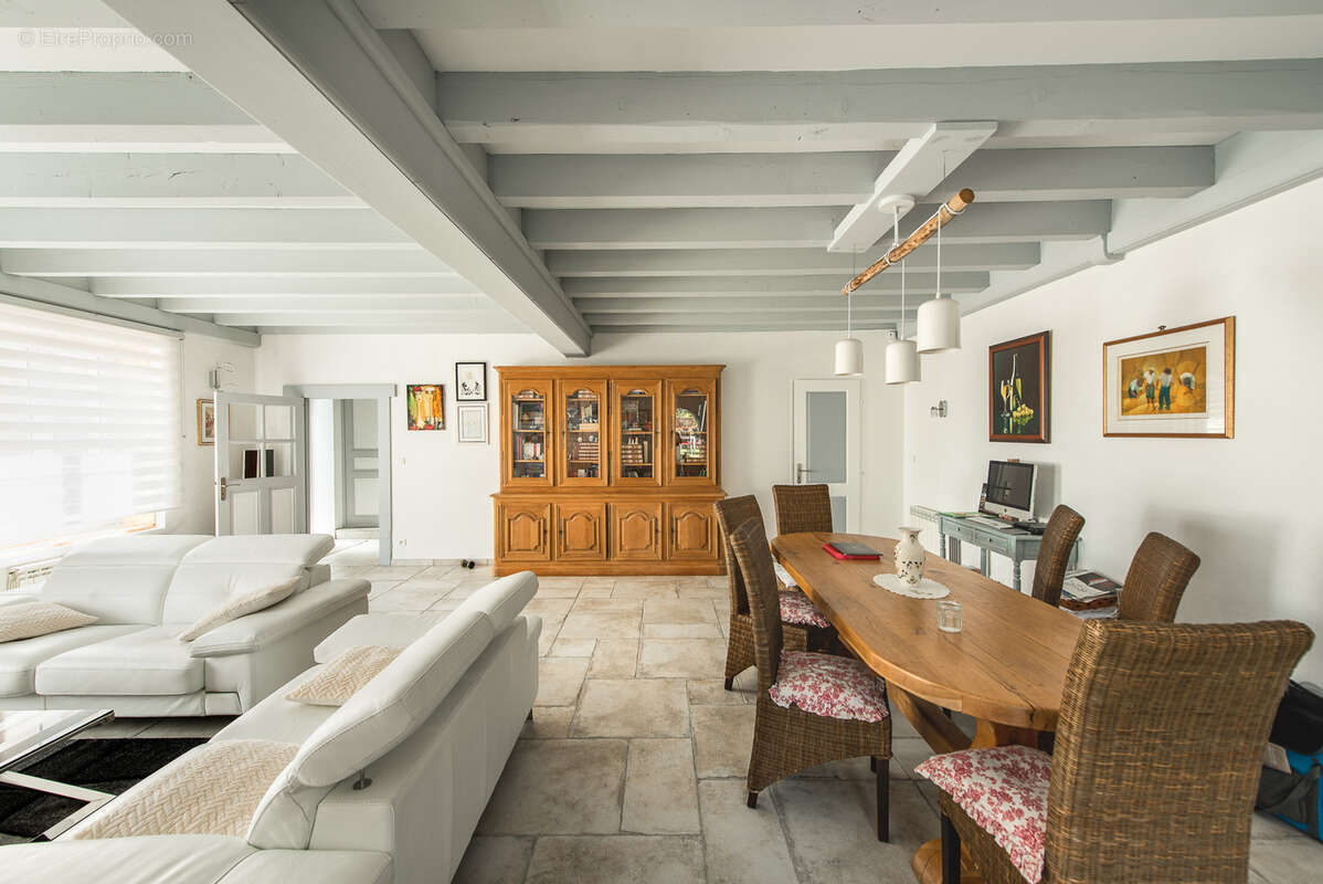 Maison à MONTMELAS-SAINT-SORLIN