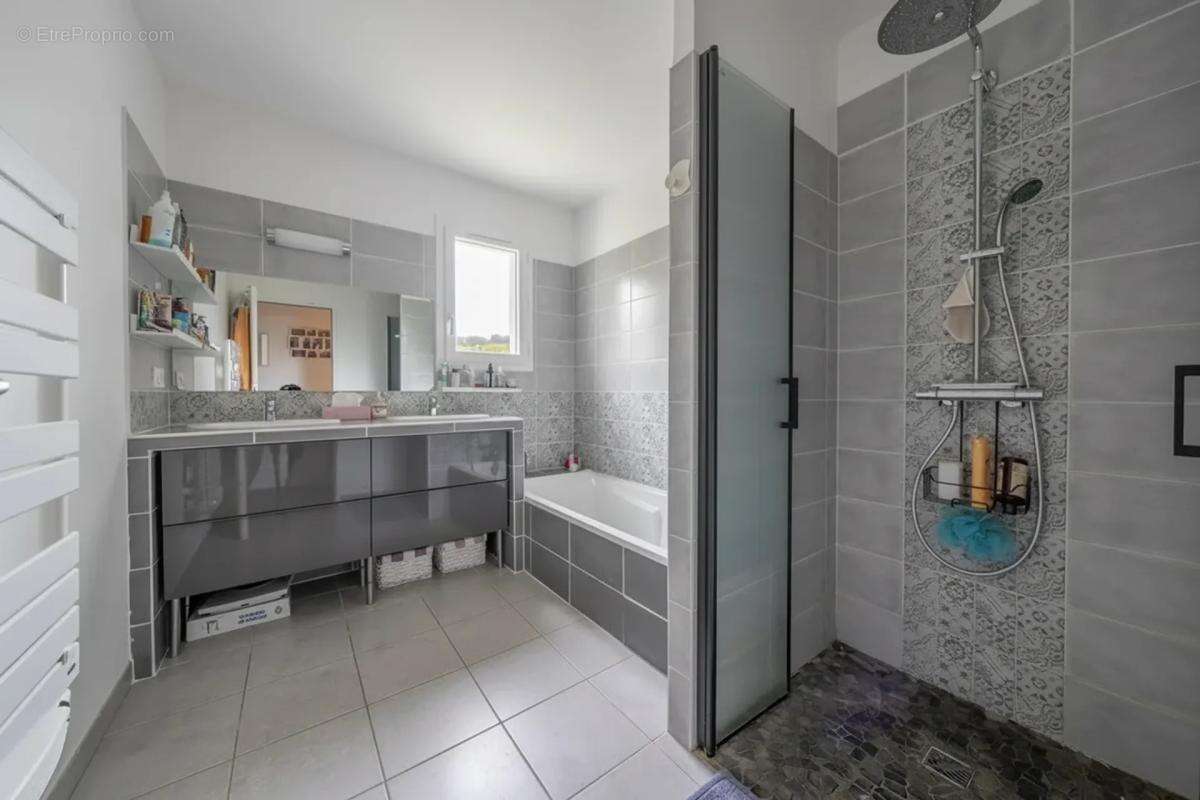 Maison à AMBARES-ET-LAGRAVE