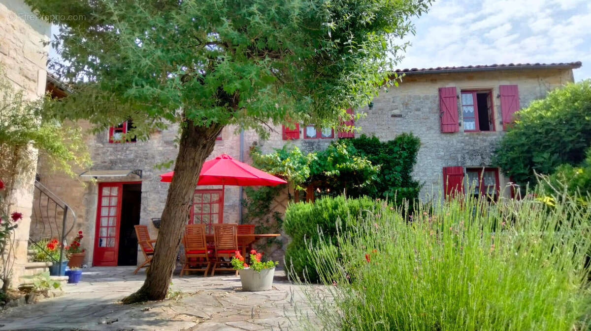 OVERVIEW - Maison à SALLES-DE-VILLEFAGNAN