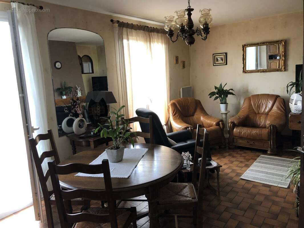 Maison à SAINT-LEONARD-DE-NOBLAT