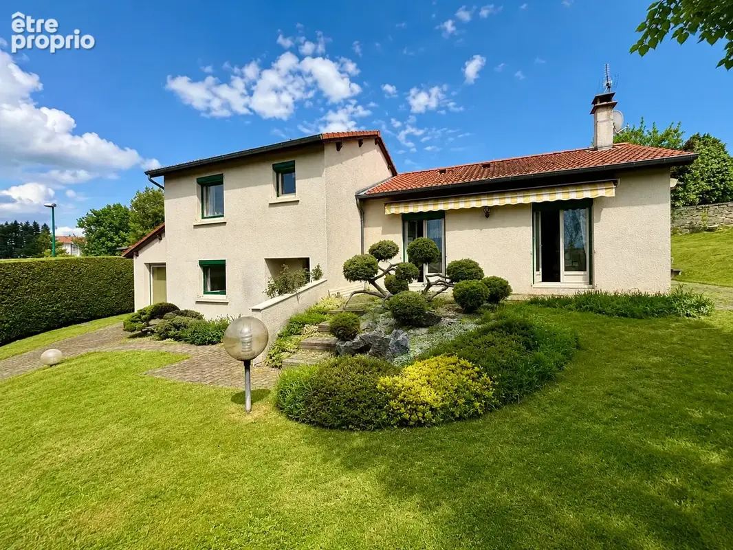 Photo Maison à Sainte-Sigolene au prix de 239 000€