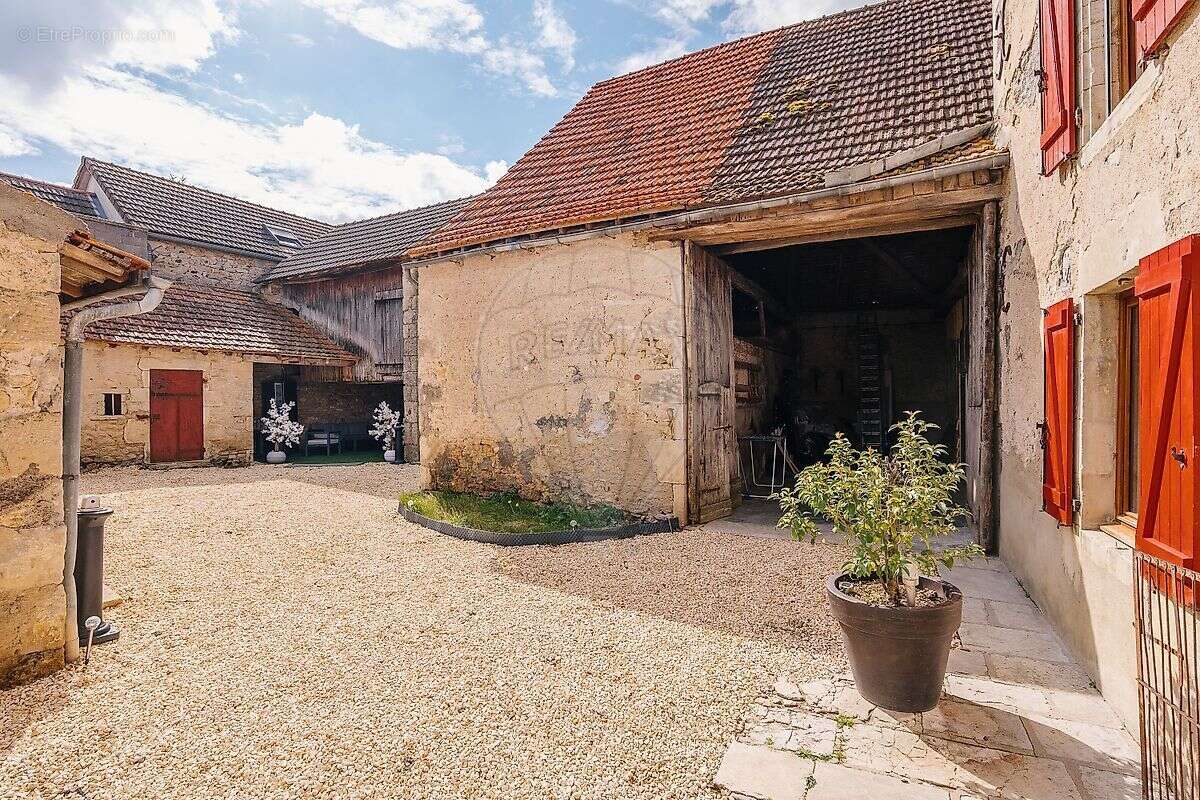 Maison à CHARMES