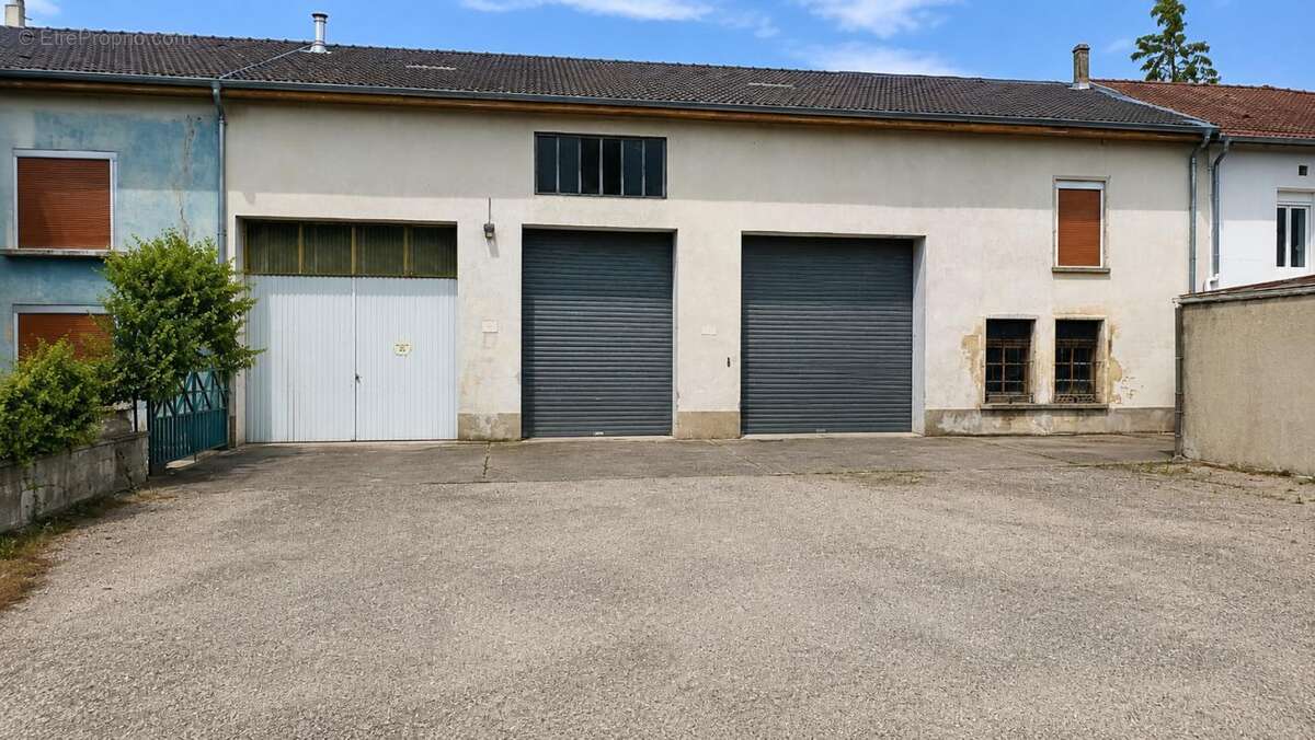 Maison F4 145 m² Grand hangar professionnel 650 m² 3 portes dont accès poids lourds ? Idéal artisan, entrepreneur ou stockage - photo 2