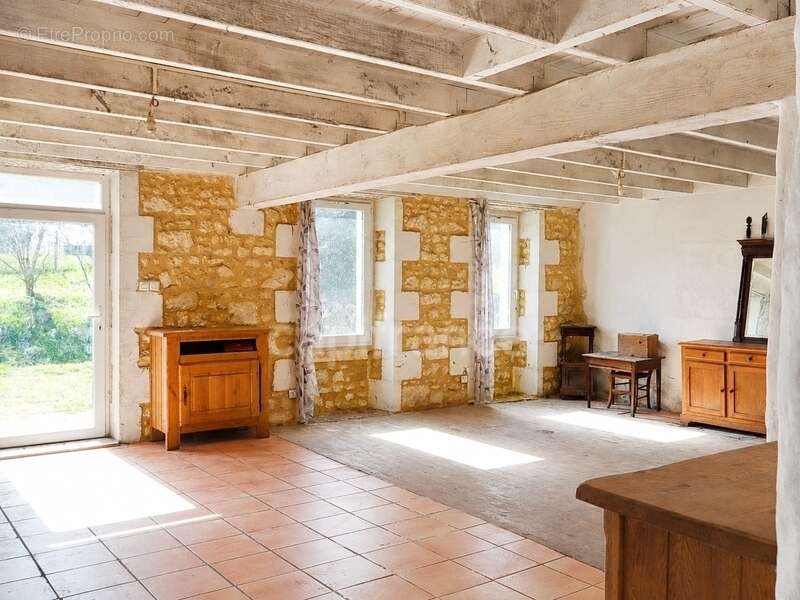 Longère charentaise de caractère avec dépendances et fort potentiel - Saint-Palais-de-Négrignac (17) - photo 7