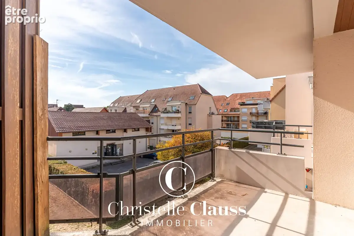 Appartement F3 rénové avec deux chambres, terrasse et garage - photo 3