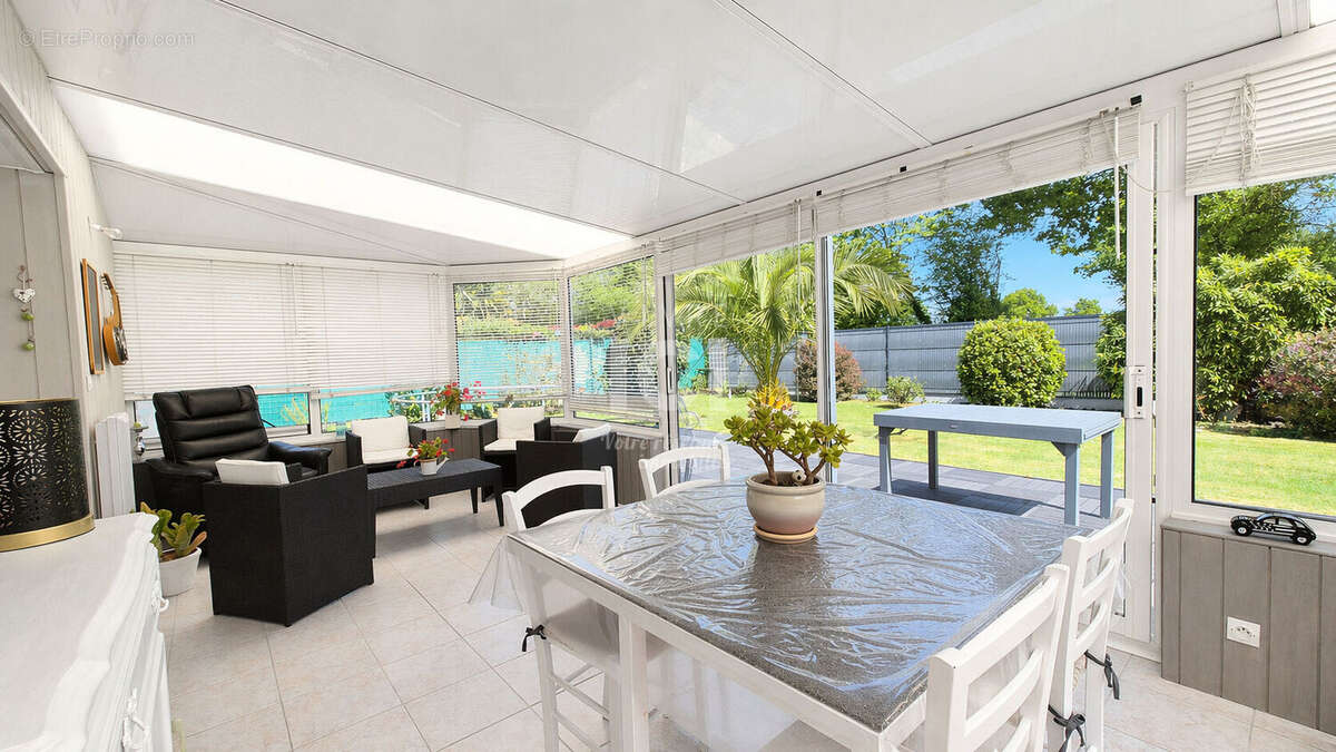 SOUS COMPROMIS DE VENTE - Maison de plain-pied lumineuse avec véranda et jardin sans vis-à-vis - photo 8