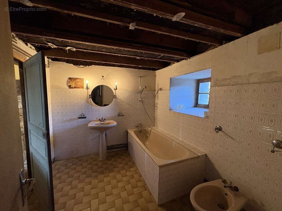 Maison à SALON-LA-TOUR