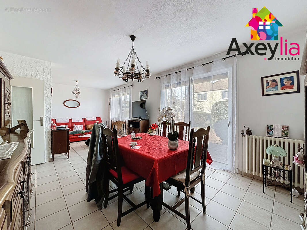 Maison à COMMELLE-VERNAY