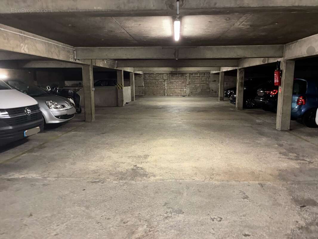 Parking à PARIS-11E
