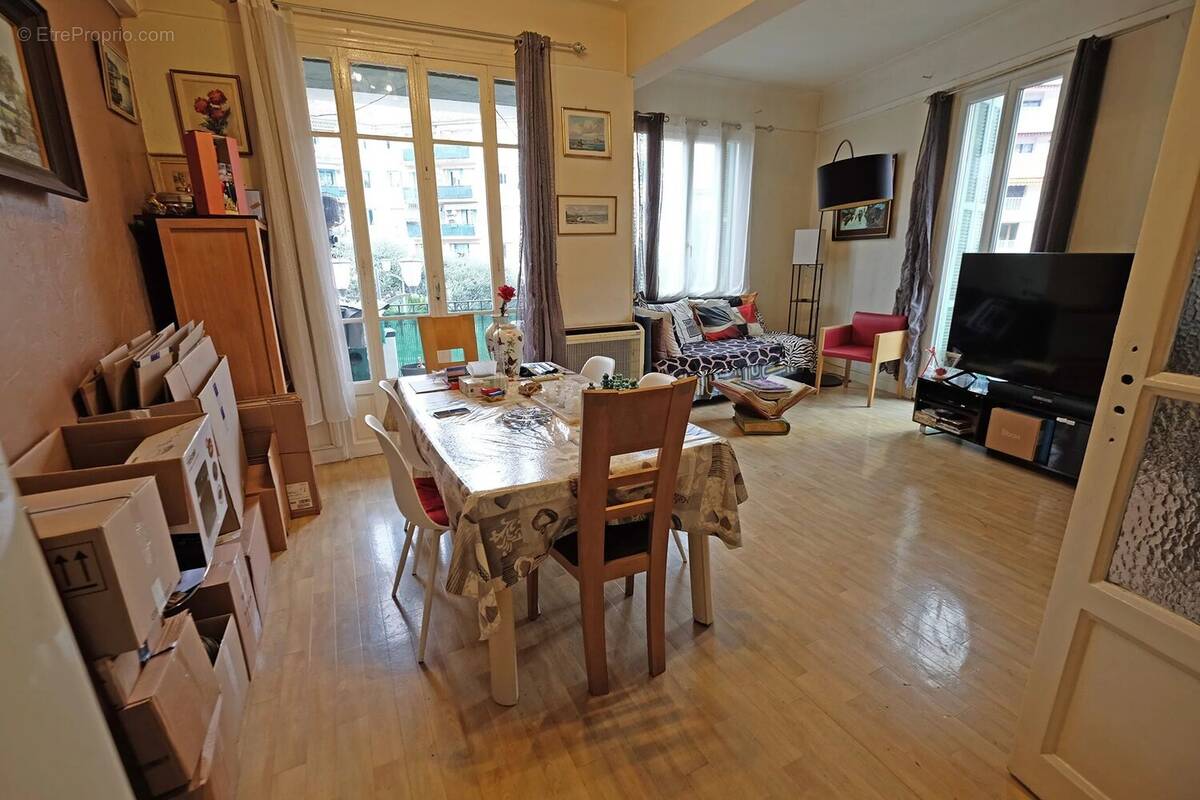 Appartement à SAINT-LAURENT-DU-VAR