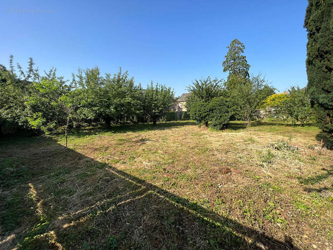 A VENDRE - Terrain à bâtir au coeur du village - 634 m² - SAINT GENIEZ D'OLT - photo 3