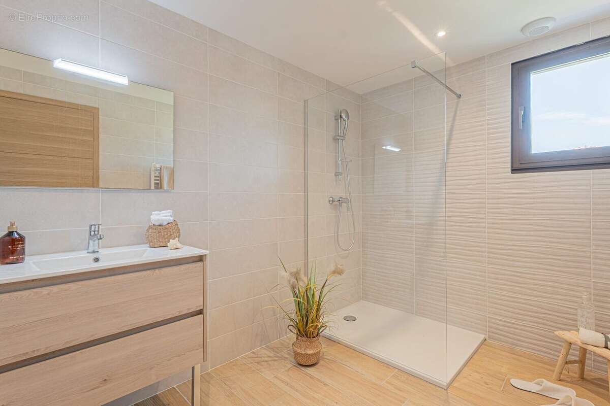 Appartement à SAINT-LAURENT-DU-VAR