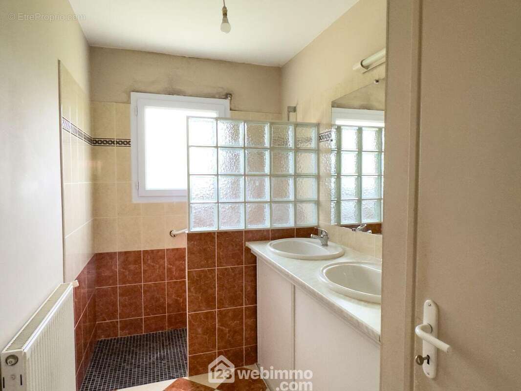 La salle de douche et le WC séparé terminent la maison. - Maison à CHOLET