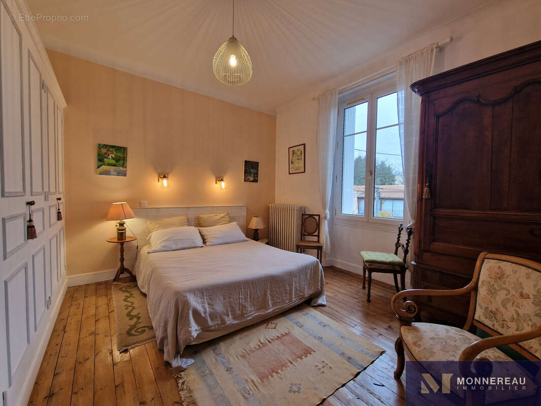 Maison à MONTMOREAU-SAINT-CYBARD