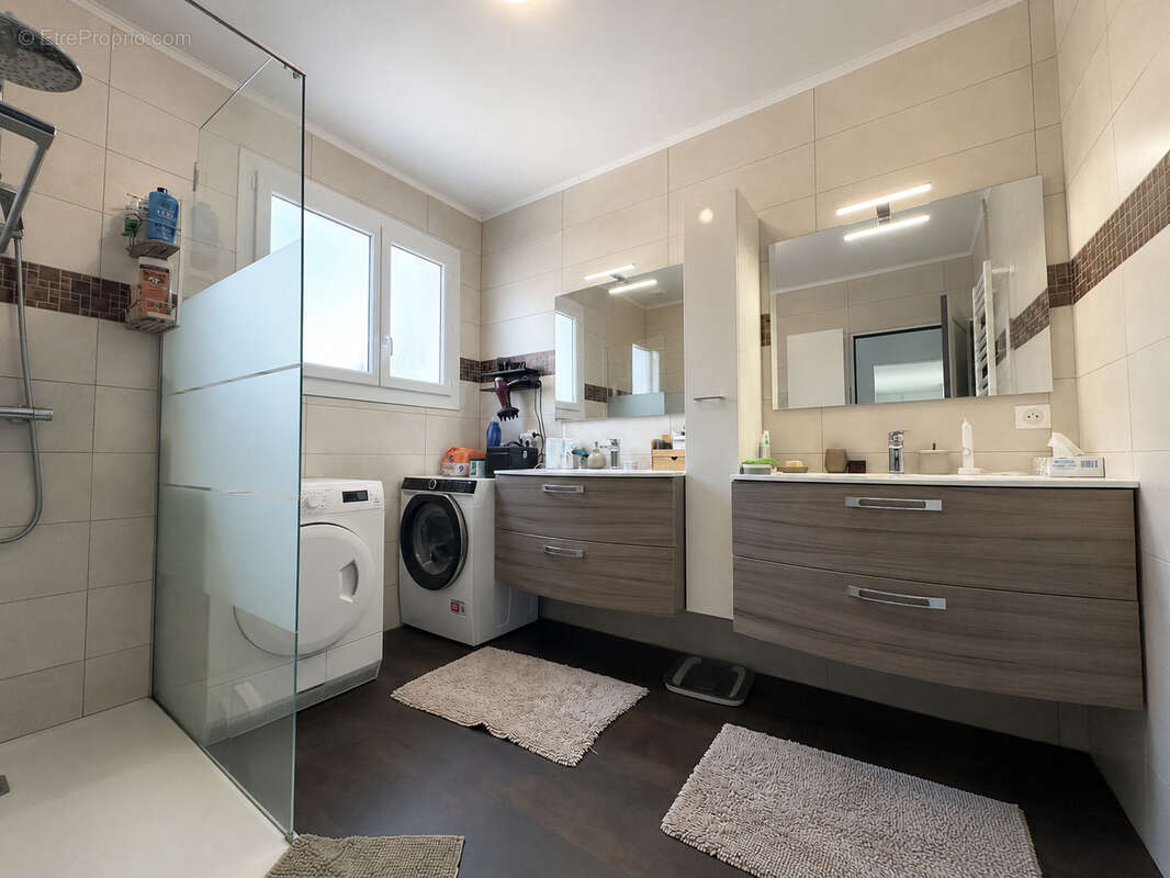Ensemble immobilier rénové comprenant une maison principale et un gîte avec piscine - photo 9