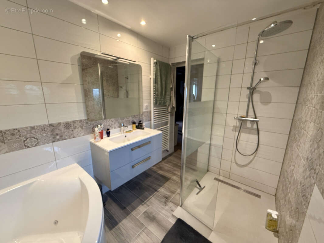 Propriété 8 pièces 135 m2 + Studio de 15 m2 avec Piscine chauffée et grande dépendance sur un terrain de 1200 - photo 13