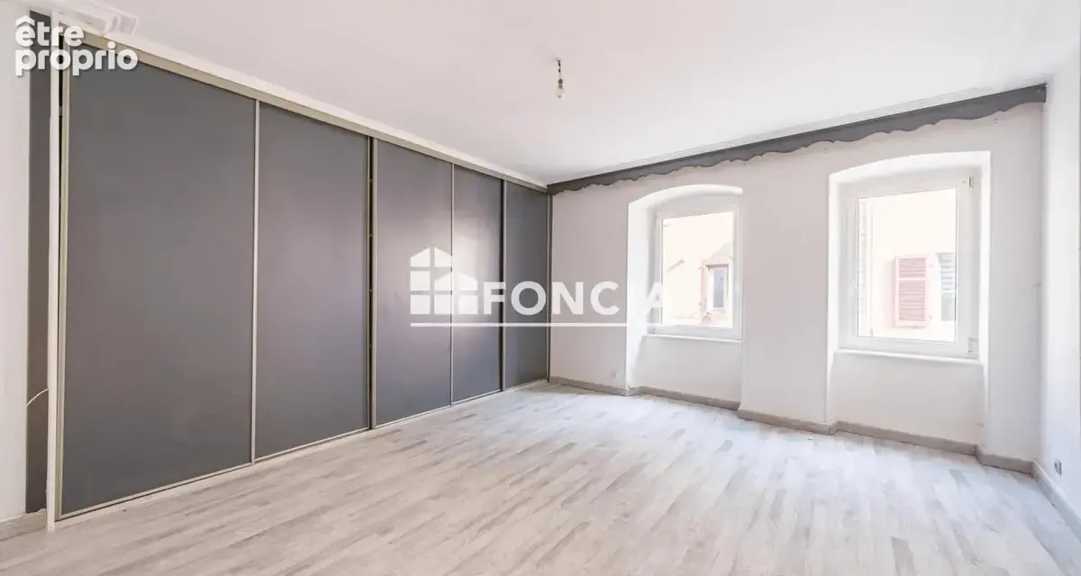Un appartement d'exception, généreux dans ses volumes, idéalement situé au cœur de la charmante ville de Thann — véritable invit - photo 3