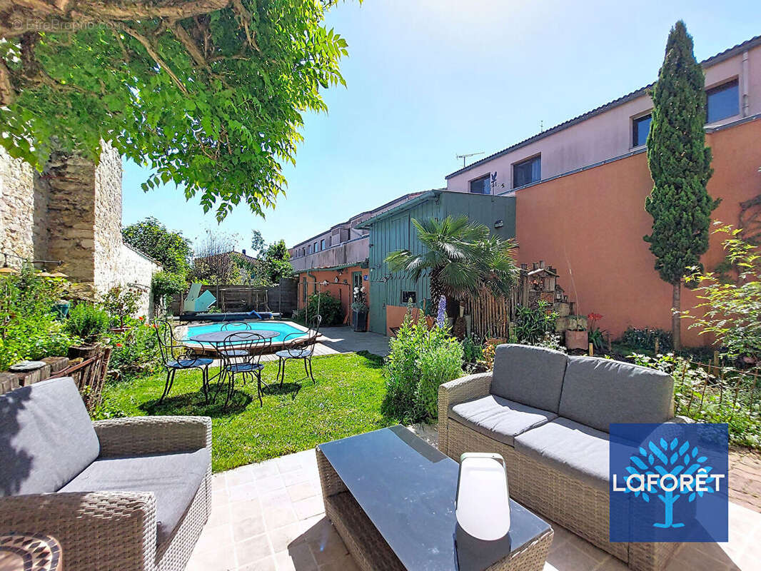 Maison de caractère en pierre en hyper-centre  Jardin, piscine, garage et espace commercial - photo 15