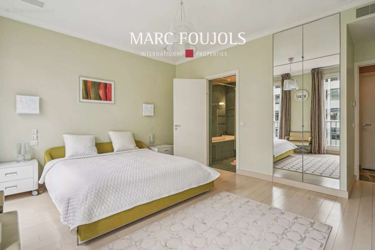 Appartement à PARIS-16E