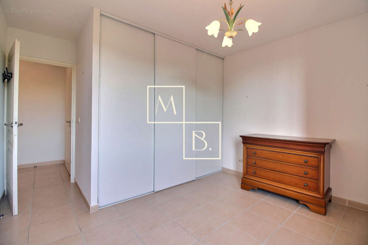 À vendre, Croix d'Argent, T4 de 101,46 m2 loi carrez avec 3 chambres, terrasse, loggia, garage et parking - photo 15