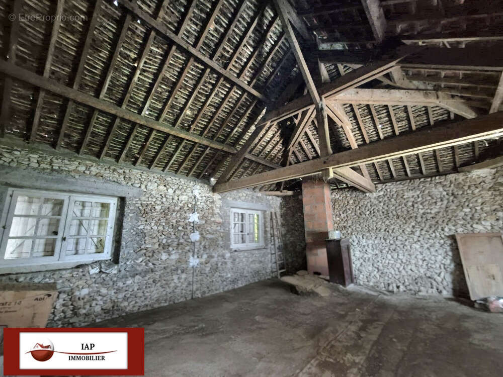 Maison ancienne de caractère avec dépendances - photo 14