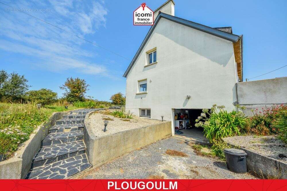 Maison à PLOUGOULM